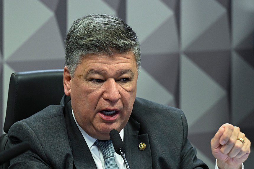 Carlos Viana anuncia denúncia contra Lula e questiona antecipação do Bolsa Família